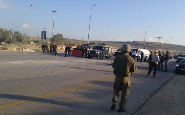 Soldats israéliens sur les lieux d'une tentative d'attaque au couteau , au checkpoint Eliyahu en Cisjordanie, le 9 novembre 2015. (Crédit : ministère de la Défense)