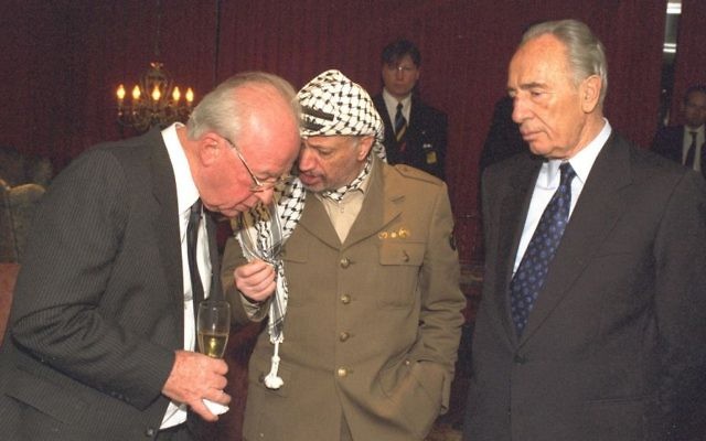Yitzhak Rabin, (à gauche), discute avec Yasser Arafat, (au centre), et Shimon Peres après que les trois ont reçu le prix Nobel de la Paix à Oslo, en 1994. (Crédit : GPO)