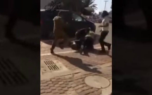 Une capture d'écran de la vidéo publiée de l'agression d'un jeune bédouin par des passants juifs le 8 novembre 2015, à l'extérieur d'un centre commercial de Beer Sheva (Crédit : Capture d'écran / YouTube) Une capture d'écran de la vidéo publiée de l'agression d'un jeune bédouin par des passants juifs le 8 novembre 2015, à l'extérieur d'un centre commercial de Beer Sheva (Crédit : Capture d'écran / YouTube)