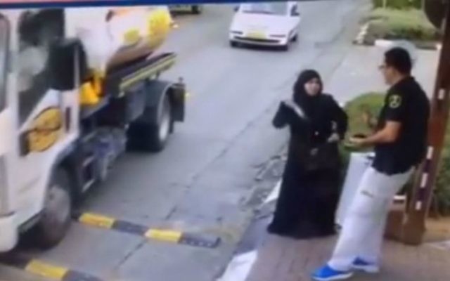 Une Palestinienne sort un couteau de son sac pour poignarder un garde de sécurité à l'entrée de Beitar Illit, dans le sud de la Cisjordanie, le 8 novembre 2015. (Crédit : capture d'écran CCTV) Une Palestinienne sort un couteau de son sac pour poignarder un garde de sécurité à l'entrée de Beitar Illit, dans le sud de la Cisjordanie, le 8 novembre 2015. (Crédit : capture d'écran CCTV)