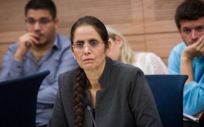 Anat Berko, députée du Likud, pendant une session de la commission des Affaires étrangères et de la Défense à la Knesset, le 19 novembre 2015. (Crédit : Miriam Alster/Flash90)