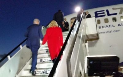 Le Premier ministre Benjamin Netanyahu et son épouse Sara s'envolant  le 30 novembre 2015 pour Paris où le dirigeant israélien doit rencontrer de nombreux chefs d'Etats et de gouvernement  en marge d'une conférence sur le climat (Photo: Raphael Ahren / The Times of Israel)