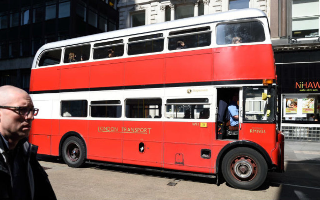 Transports londoniens: Un vieux bus classique à impériale à Londres le 23 avril 2015 (Crédit photo: Gili Yaari / Flash90)