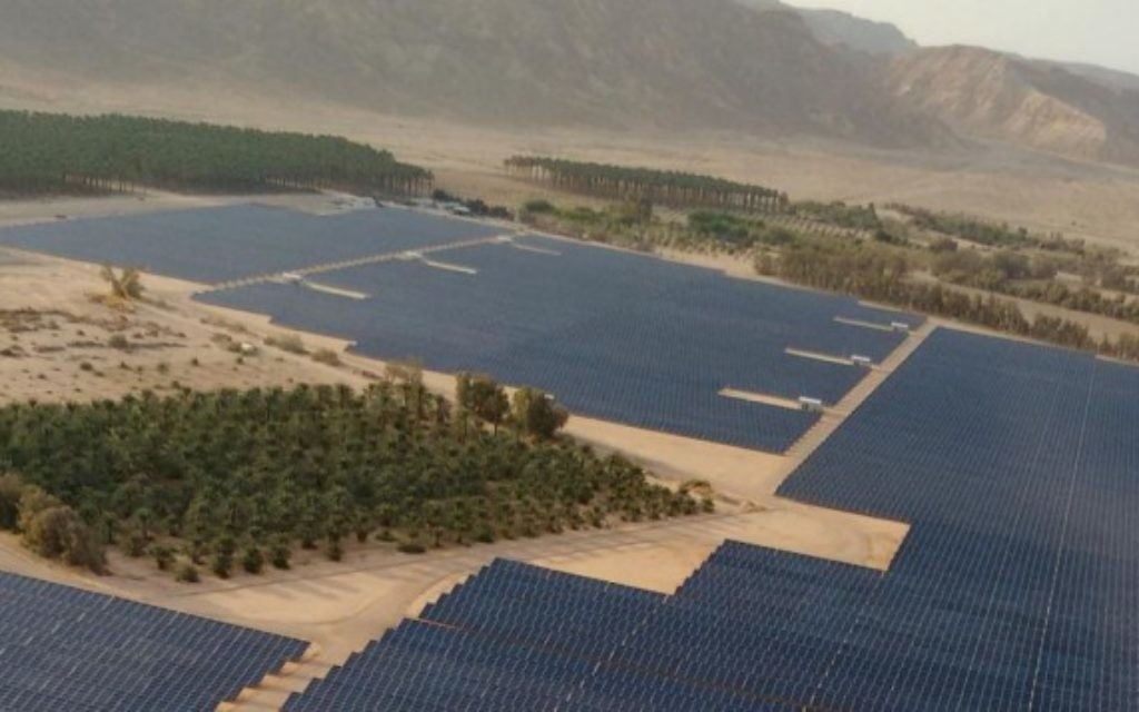 Vue aérienne du champ solaire de 40 mégawatts récemment construit au kibboutz Ketura, qui fournit le tiers de l'électricité pour la ville d'Eilat pendant les heures du jour (Photo: Autorisation / Gigawatt Global)