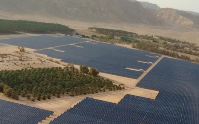 Vue aérienne du champ solaire de 40 mégawatts récemment construit au kibboutz Ketura, qui fournit le tiers de l'électricité pour la ville d'Eilat pendant les heures du jour (Photo: Autorisation / Gigawatt Global) Vue aérienne du champ solaire de 40 mégawatts récemment construit au kibboutz Ketura, qui fournit le tiers de l'électricité pour la ville d'Eilat pendant les heures du jour (Photo: Autorisation / Gigawatt Global)