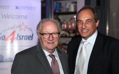 Roger (g) et Edouard Cukierman à la conférence Go4Israel le 26 octobre 2015 (Crédit : autorisation)