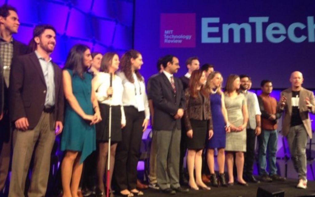 Les 35 innovateurs de moins de 35 ans choisis par le MIT pour 2015 reçoivent leur prix lors d'une cérémonie spéciale au EmTech, le 4 novembre 2015 (Autorisation MIT Technology Review)