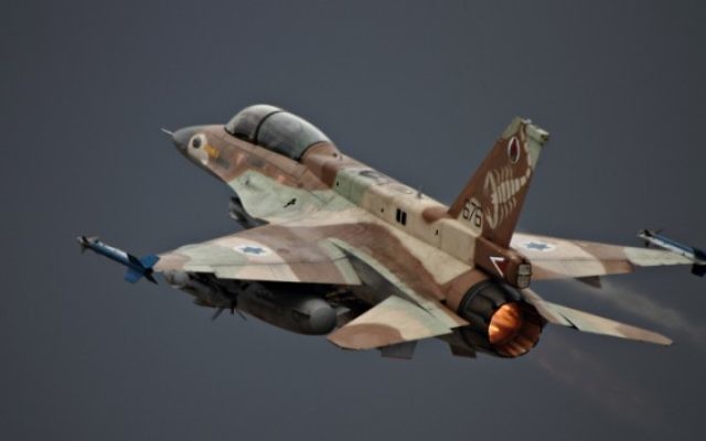 F-16D de l'armée de l'air israélienne , le 28 juin 2010. Ilustration. (Crédit : Ofer Sidon/Flash90) F-16D de l'armée de l'air israélienne , le 28 juin 2010. Ilustration. (Crédit : Ofer Sidon/Flash90)