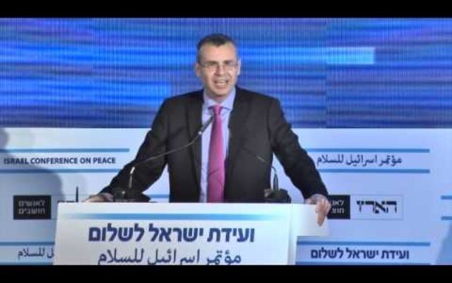 Le ministre du Tourisme Yair Levin à la conférence pour la paix du quotidien Haaretz à Tel Aviv le 12 novembre 2015 (Capture d'écran: YouTube) Le ministre du Tourisme Yair Levin à la conférence pour la paix du quotidien Haaretz à Tel Aviv le 12 novembre 2015 (Capture d'écran: YouTube)