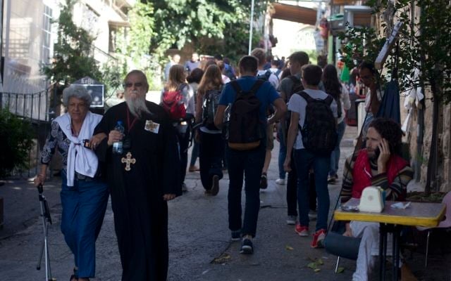 Des touristes à pied près de l'église Saint-Jean-Baptiste dans le quartier d'Ein Kerem à Jérusalem, le 3 novembre 2015. (Crédit : Lior Mizrahi / Flash90) Des touristes à pied près de l'église Saint-Jean-Baptiste dans le quartier d'Ein Kerem à Jérusalem, le 3 novembre 2015. (Crédit : Lior Mizrahi / Flash90)