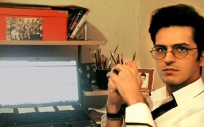 Le poète iranien exilé Payam Feili, dans une image non datée d'une vidéo YouTube dans laquelle Feili demande de l'aide aux Israéliens dans sa tentative de se rendre en Israël. (Capture d'écran YouTube)
