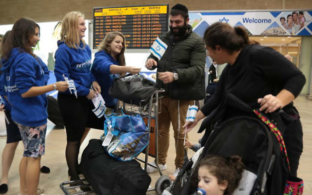 Une famille française juive arrive à l'aéroport Ben Gurion, le 16 novembre 2015 (Crédit : Daniel Bar-On) Une famille française juive arrive à l'aéroport Ben Gurion, le 16 novembre 2015 (Crédit : Daniel Bar-On)