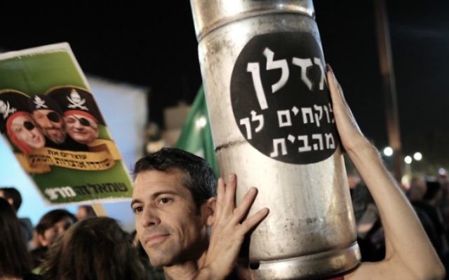 Des Israéliens dans le centre de Tel Aviv protestent contre un accord controversé, conclu au cours des derniers mois entre le gouvernement et les grandes entreprises de l'énergie sur la production de gaz naturel, dans le centre de Tel Aviv, le 28 novembre 2015. (Crédit : Tomer Neuberg / Flash90)