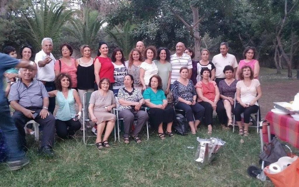 Un groupe des anciens de Golpayegan se rencontre au Parc national de Ramat Gan (Autorisation) Un groupe des anciens de Golpayegan se rencontre au Parc national de Ramat Gan (Autorisation)