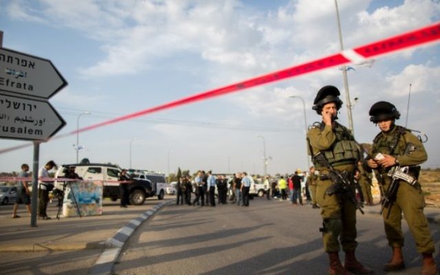 Photo illustrative de forces de sécurité israéliennes près du carrefour du Gush Etzion, le 20 octobre 2015 (Yonatan Sindel / Flash90) Photo illustrative de forces de sécurité israéliennes près du carrefour du Gush Etzion, le 20 octobre 2015 (Yonatan Sindel / Flash90)