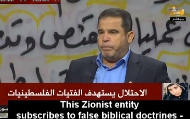 Le chef du Hamas dit que les Juifs tuent des enfants palestiniens pour pétrir leur sang dans le matzah dans une interview à la télévision du Hamas, le 26 novembre 2015 (Crédit : Capture d'écran / MEMRI) Le chef du Hamas dit que les Juifs tuent des enfants palestiniens pour pétrir leur sang dans le matzah dans une interview à la télévision du Hamas, le 26 novembre 2015 (Crédit : Capture d'écran / MEMRI)