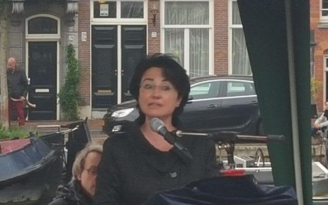Hanin Zoabi à Amsterdam, le 8 novembre 2015 (Crédit : Matt Lebovic/The Times of Israel) Hanin Zoabi à Amsterdam, le 8 novembre 2015 (Crédit : Matt Lebovic/The Times of Israel)