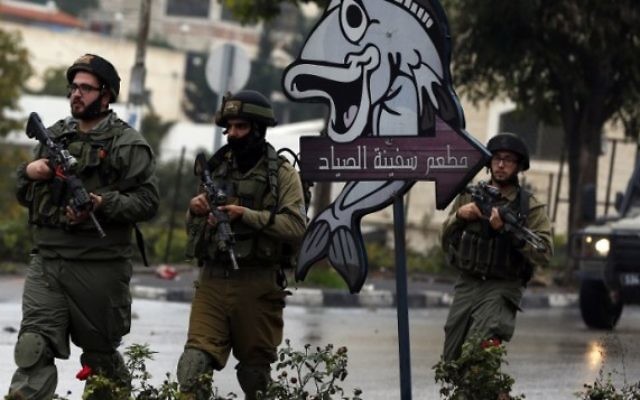 Des soldats israéliens à Hébron, le 6 novembre 2015 (Crédit : Ahmad Gharabli / AFP) Des soldats israéliens à Hébron, le 6 novembre 2015 (Crédit : Ahmad Gharabli / AFP)