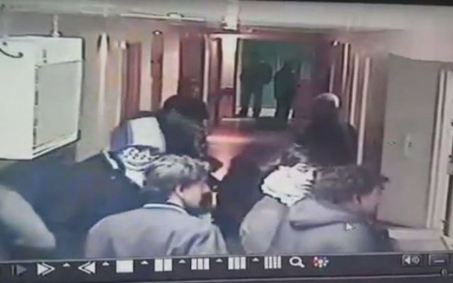 Capture d'écran des images d'une caméra de sécurité montrant des soldats israéliens en civil entrant un hôpital d'Hébron le 12 novembre 2015 (YouTube)