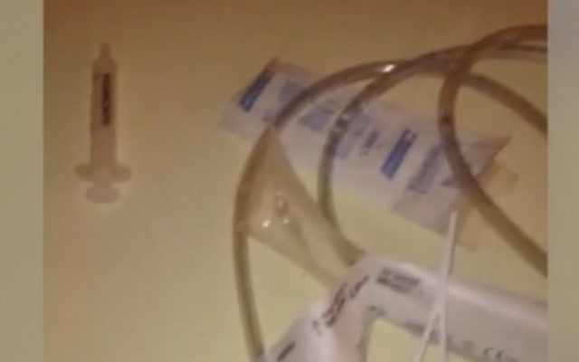 Capture d'écran d'une vidéo filmée par la police française dans l'une des deux chambres de l'hôtel qui auraient été louées par deux terroristes de Paris quelques jours avant les attentats du 13 novembre à Paris. (Crédit : Capture d'écran / Le Point) Capture d'écran d'une vidéo filmée par la police française dans l'une des deux chambres de l'hôtel qui auraient été louées par deux terroristes de Paris quelques jours avant les attentats du 13 novembre à Paris. (Crédit : Capture d'écran / Le Point)