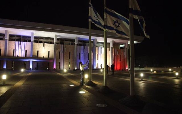 La Knesset aux couleurs du drapeau français suite aux attentats su 13 novembre à Paris (Crédit : Knesset)