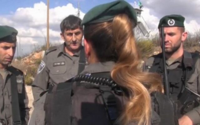 La caporale A. (de dos) de la police des frontières, immigrante de France, qui a neutralisé deux terroristes palestiniens le vendredi 30 octobre 2015 au carrefour Tapuah, en Cisjordanie (Capture d'écran - vidéo de la police israélienne) La caporale A. (de dos) de la police des frontières, immigrante de France, qui a neutralisé deux terroristes palestiniens le vendredi 30 octobre 2015 au carrefour Tapuah, en Cisjordanie (Capture d'écran - vidéo de la police israélienne)