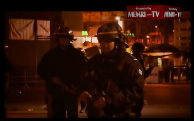 Capture d'écran d'une vidéo produite par le bureau du guide suprême, l'ayatollah Ali Khamenei, qui prétend que les États-Unis est derrière le groupe terroriste Etat islamique. (Crédit : Capture d'écran YouTube / MEMRI) Capture d'écran d'une vidéo produite par le bureau du guide suprême, l'ayatollah Ali Khamenei, qui prétend que les États-Unis est derrière le groupe terroriste Etat islamique. (Crédit : Capture d'écran YouTube / MEMRI)