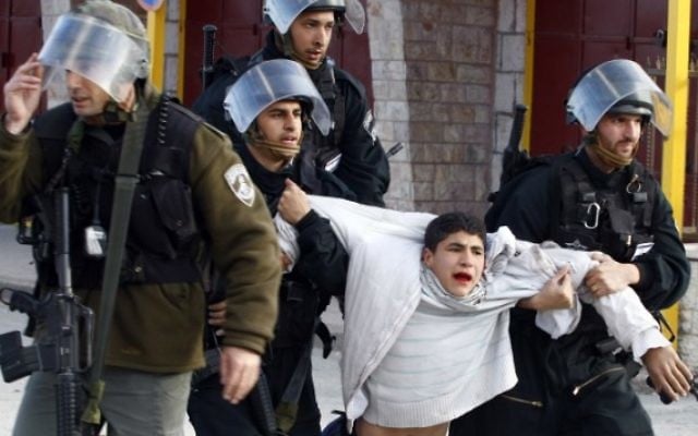 Un jeune Palestinien arrêté par la police des frontières israélienne suite à des affrontements avec les forces de sécurité, février 2010. (Crédit photo: Abir Sultan / Flash90)