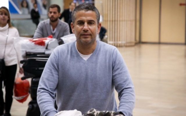 Le député Yinon Magal (HaBayit HaYehudi) arrivant à l'aéroport international Ben Gourion le 30 novembre 2015 (Crédit photo: Flash90)