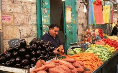 Fruits et légumes au marché Mahane Yehuda de Jérusalem. Illustration. (Crédit : Shmuel Bar-Am)