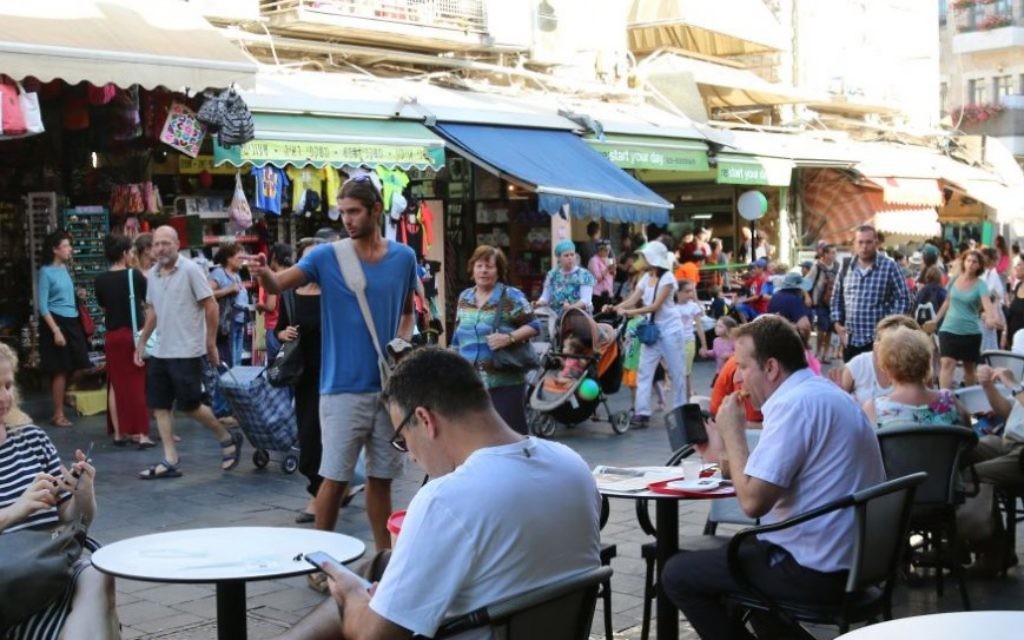 Le marché ouvert Mahane Yehuda n'est pas seulement que pour les fruits et les légumes (Crédit : Shmuel Bar-Am)