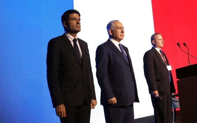 Minute de silence à la Conférence diplomatique du Jérusalem Post, Patick Maisonnave et benjamin Netanyahu (Crédit : Sivan Farag) Minute de silence à la Conférence diplomatique du Jérusalem Post, Patick Maisonnave et benjamin Netanyahu (Crédit : Sivan Farag)