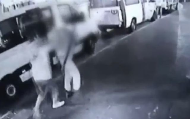 Des images vidéo d'une attaque au couteau à Nahariya le 27 novembre 2015 montre ici l'agresseur poignarder un policier des frontières dans le dos. (capture d'écran : Deuxième chaîne) Des images vidéo d'une attaque au couteau à Nahariya le 27 novembre 2015 montre ici l'agresseur poignarder un policier des frontières dans le dos. (capture d'écran : Deuxième chaîne)
