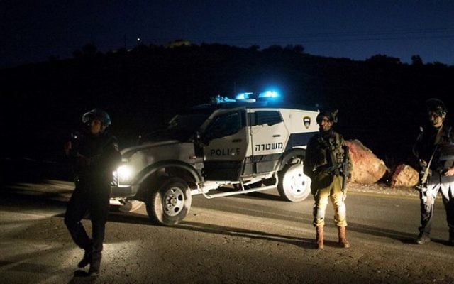 Les forces de sécurité israéliennes près du carrefour d'Otniel , au sud de la ville de Hébron en Cisjordanie, le 13 novembre 2015  (Crédit photo: Yonatan Sindel / Flash90)