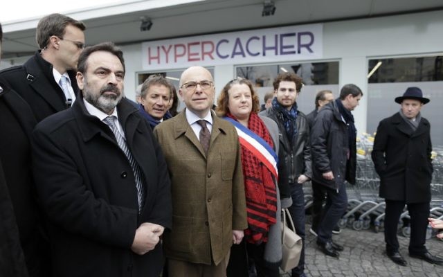 Le ministre français de l'Intérieur Bernard Cazeneuve (2e à partir de la gauche) et le président du Consistoire Joel Mergui (à gauche) le 15 mars 2015 devant le supermarché juif HyperCacher à Paris qui a été le site d'une prise d'otages sanglante lors d'une attaque djihadiste en janvier (Crédit photo: KENZO TRIBOUILLARD / AFP) Le ministre français de l'Intérieur Bernard Cazeneuve (2e à partir de la gauche) et le président du Consistoire Joel Mergui (à gauche) le 15 mars 2015 devant le supermarché juif HyperCacher à Paris qui a été le site d'une prise d'otages sanglante lors d'une attaque djihadiste en janvier (Crédit photo: KENZO TRIBOUILLARD / AFP)