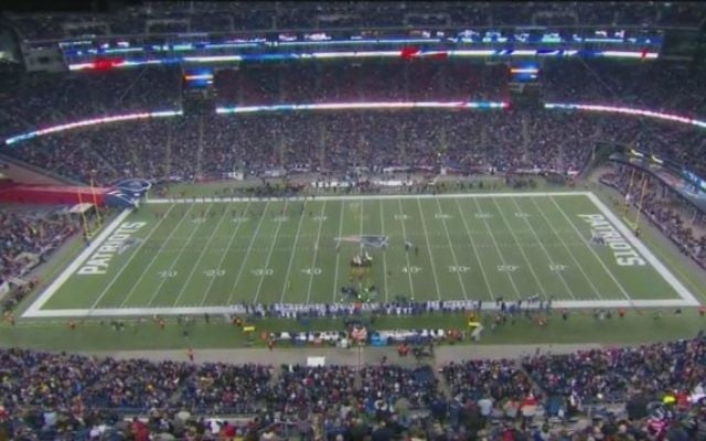 Le match de l'équipe de football américain The Patriots a commencé le 23 novembre 2015 par une minute de silence à la mémoire d'Ezra Schwartz, 18 ans, tué quelques jours plus tôt dans une attaque terroriste dans le Gush Etzion en Cisjordanie (Capture d'écran / YouTube) Le match de l'équipe de football américain The Patriots a commencé le 23 novembre 2015 par une minute de silence à la mémoire d'Ezra Schwartz, 18 ans, tué quelques jours plus tôt dans une attaque terroriste dans le Gush Etzion en Cisjordanie (Capture d'écran / YouTube)