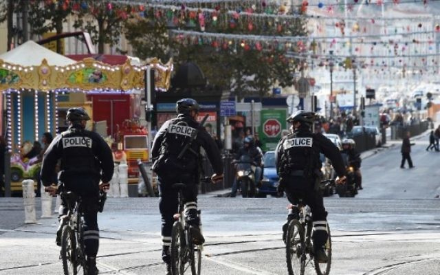 Des policiers français patrouillent à vélo sur la Canebière à Marseille, le 14 novembre 2015 (Credit photo: ANNE-CHRISTINE POUJOULAT / AFP ) Des policiers français patrouillent à vélo sur la Canebière à Marseille, le 14 novembre 2015 (Credit photo: ANNE-CHRISTINE POUJOULAT / AFP )