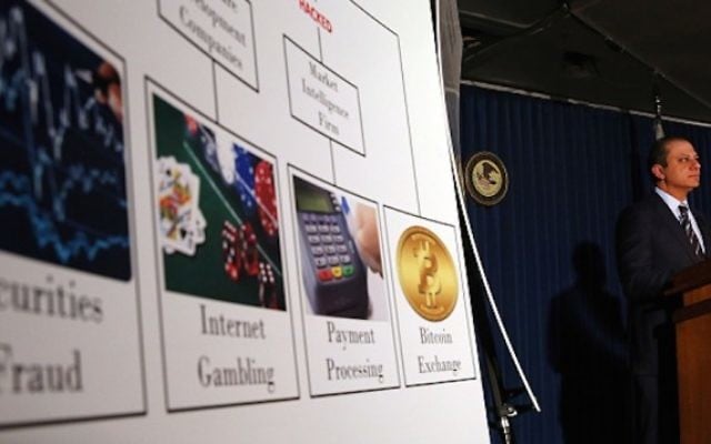 Le procureur fédéral pour le district sud de New York Preet Bharara lors d'une conférence de presse où il a annoncé des accusations contre trois personnes pour des infractions liées au piratage informatique de nombreuses institutions financières le 10 novembre 2015 à New York (Crédit photo Spencer Platt/Getty Images, via JTA) Le procureur fédéral pour le district sud de New York Preet Bharara lors d'une conférence de presse où il a annoncé des accusations contre trois personnes pour des infractions liées au piratage informatique de nombreuses institutions financières le 10 novembre 2015 à New York (Crédit photo Spencer Platt/Getty Images, via JTA)
