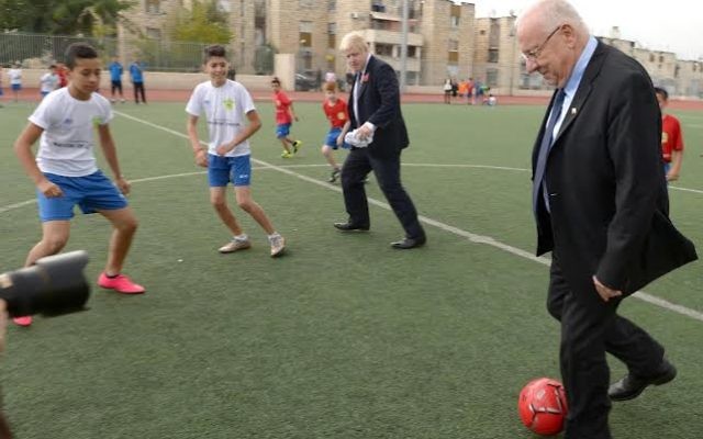 Le president Reuven Rivlin participe avec le maire de Londres Boris Johnson à un match de football entre enfants juifs et arabes le 10 novembre 2015 à Jérusalem (Photo: Porte parole de Reuven Rivlin)