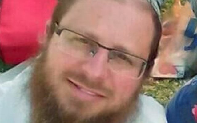 Le rabbin Yaakov Litman, qui a été assassiné avec son fils Netanel dans un attentat terroriste près de Hébron en Cisjordanie, le 13 novembre 2015 (Crédit : capture d'écran Deuxième chaîne) Le rabbin Yaakov Litman, qui a été assassiné avec son fils Netanel dans un attentat terroriste près de Hébron en Cisjordanie, le 13 novembre 2015 (Crédit : capture d'écran Deuxième chaîne)