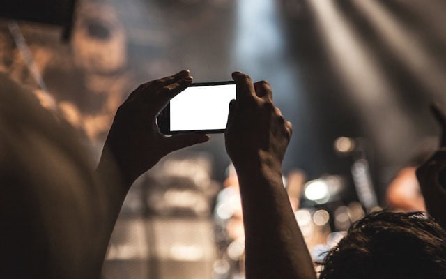 Regarder une vidéo sur un smartphone (Crédit : Pexels)
