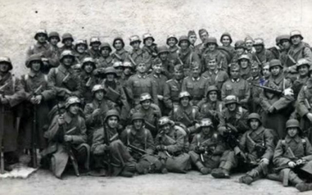 Les soldats appartenant à la Division bleue, une unité de volontaires espagnols qui a servi dans l'armée nazie sur le front de l'Est de la Seconde Guerre mondiale. (Crédit : capture d'écran: YouTube) Les soldats appartenant à la Division bleue, une unité de volontaires espagnols qui a servi dans l'armée nazie sur le front de l'Est de la Seconde Guerre mondiale. (Crédit : capture d'écran: YouTube)