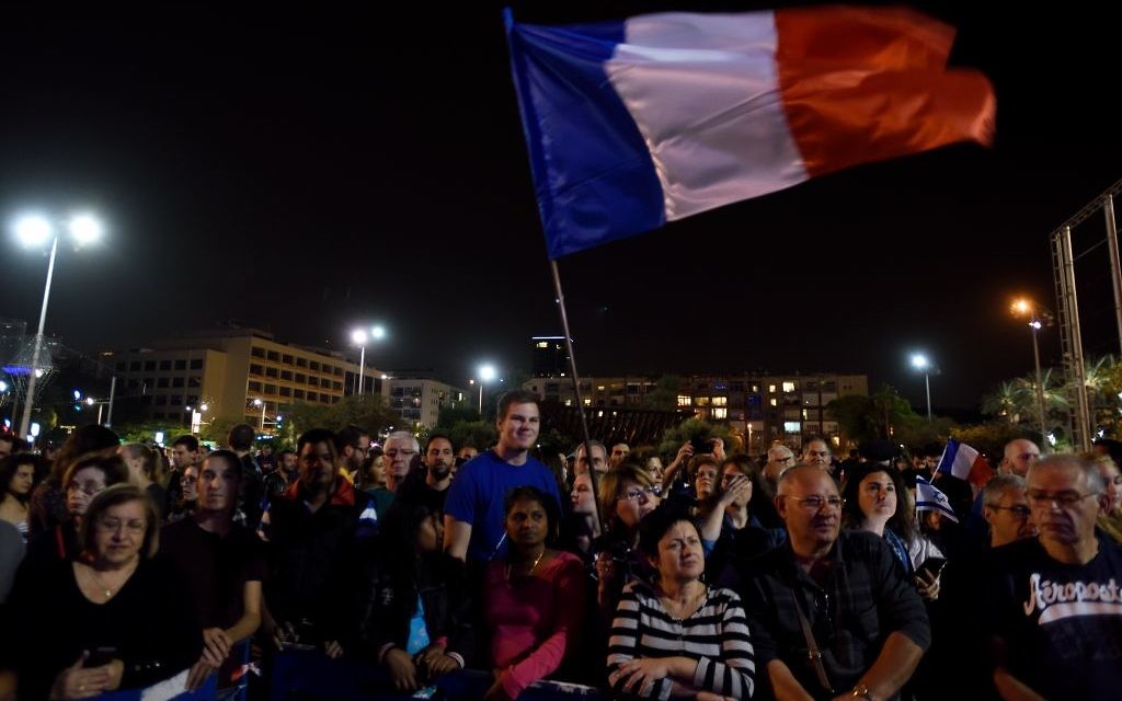 Des milliers d'Israéliens sur la place Rabin à Tel Aviv, le 14 novembre 2015 (Crédit : Gili Yaari/Flash90)