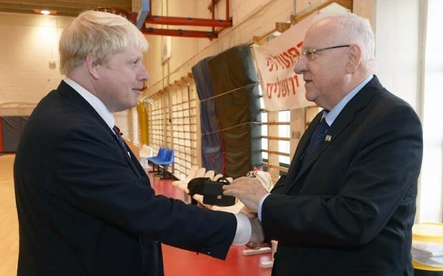 Boris johnson et Reuven Rivlin, le 10 novembre 2015 (Crédit : Mark Neyman/GPO) Boris johnson et Reuven Rivlin, le 10 novembre 2015 (Crédit : Mark Neyman/GPO)