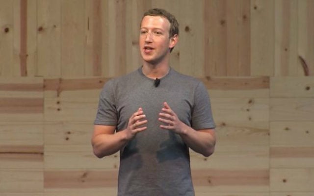 Le fondateur et PDG de Facebook, Mark Zuckerberg, annonçant de nouveaux essais pour un bouton "je n'aime pas", le 15 septembre 2015 (Crédit : capture d'écran/Facebook/Vimeo) Le fondateur et PDG de Facebook, Mark Zuckerberg, annonçant de nouveaux essais pour un bouton "je n'aime pas", le 15 septembre 2015 (Crédit : capture d'écran/Facebook/Vimeo)