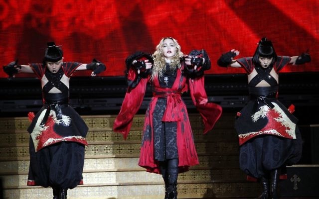 Madonna à Bercy le 9 décembre 2015. (Crédit : AFP / FRANCOIS GUILLOT) Madonna à Bercy le 9 décembre 2015. (Crédit : AFP / FRANCOIS GUILLOT)