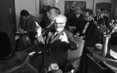 Cette photo d'archives prise le 13 février 1964 montre le procureur général allemand Fritz Bauer (C) donner une conférence de presse sur la mort du psychiatre allemand et nazi Werner Heyde. (Crédit : AFP / DPA / ROLAND Witschel)