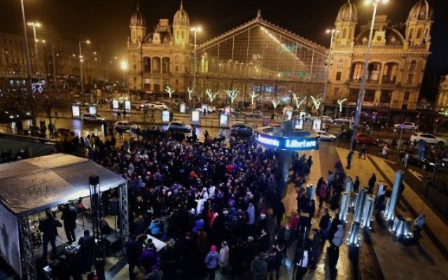 Célébrant Hanukkah, des gens dansent et chantent au Nyugati à Budapest, le 6 décembre 2015, le premier jour de la fête de huit jours. (Crédit : AFP Photo / Attila Kisbenedek) Célébrant Hanukkah, des gens dansent et chantent au Nyugati à Budapest, le 6 décembre 2015, le premier jour de la fête de huit jours. (Crédit : AFP Photo / Attila Kisbenedek)