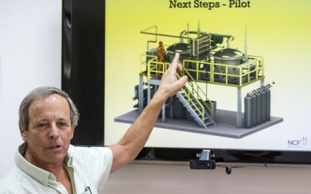 David Banitt explique la technologie innovante qui convertit le dioxyde de carbone (CO2) et l'eau (H2O) en carburant de transport synthétique, une énergie propre et abordable, le 24 septembre, 2015 à Rehovot. (Crédit : AFP / JACK GUEZ)