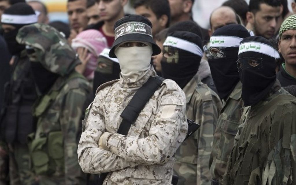 Des hommes armés des Brigades Ezzedine al-Qassam, la branche armée du Hamas, montent la garde pendant le 28e anniversaire du mouvement terroriste au pouvoir, à Khan Yunis, dans le sud de la bande de Gaza, le 11 décembre 2015. (Crédit : Said Khatib/AFP) Des hommes armés des Brigades Ezzedine al-Qassam, la branche armée du Hamas, montent la garde pendant le 28e anniversaire du mouvement terroriste au pouvoir, à Khan Yunis, dans le sud de la bande de Gaza, le 11 décembre 2015. (Crédit : Said Khatib/AFP)